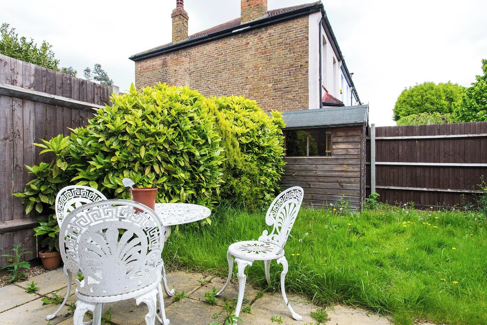 JOIVY 2-bed flat in West London