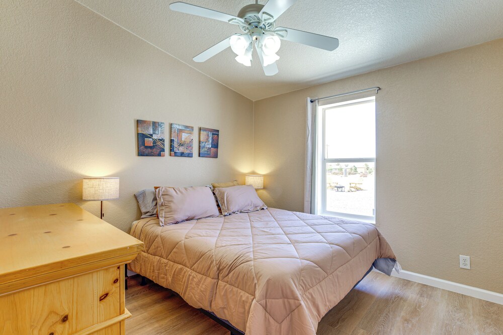 6 Mi to Downtown Pahrump: Scenic Desert Retreat