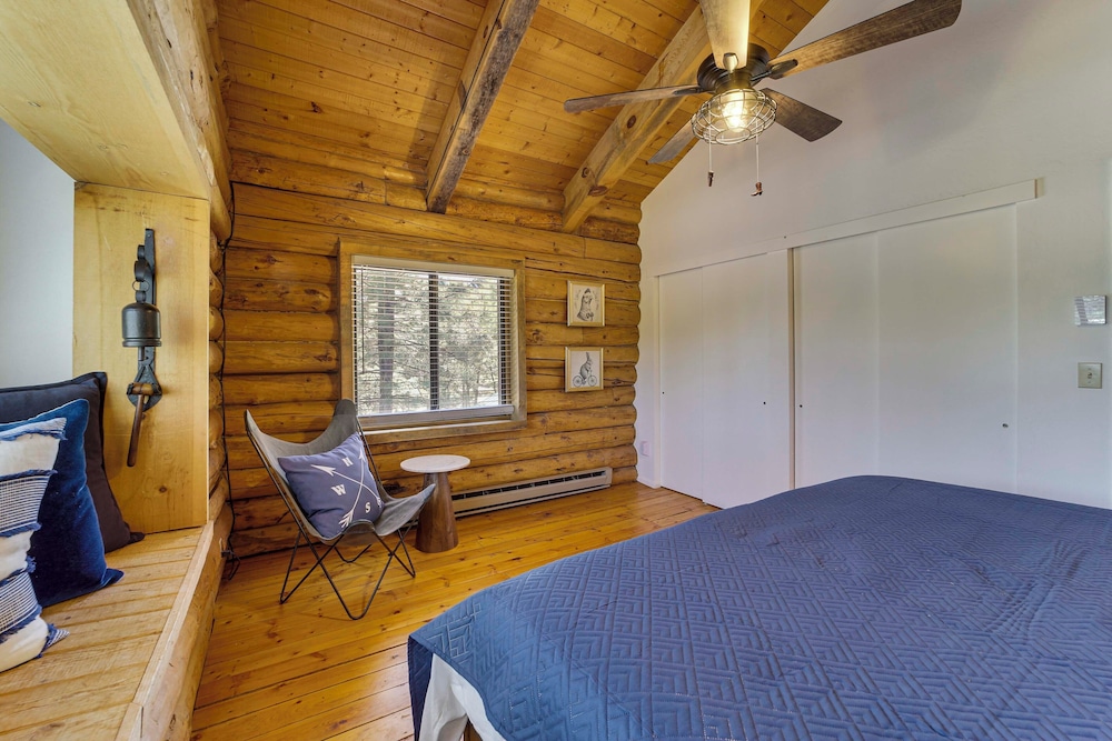 Covered Deck, Private Acreage: Log Cabin in Pine