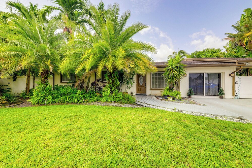 Fishing Dock & Canal Views: Fort Lauderdale Home!