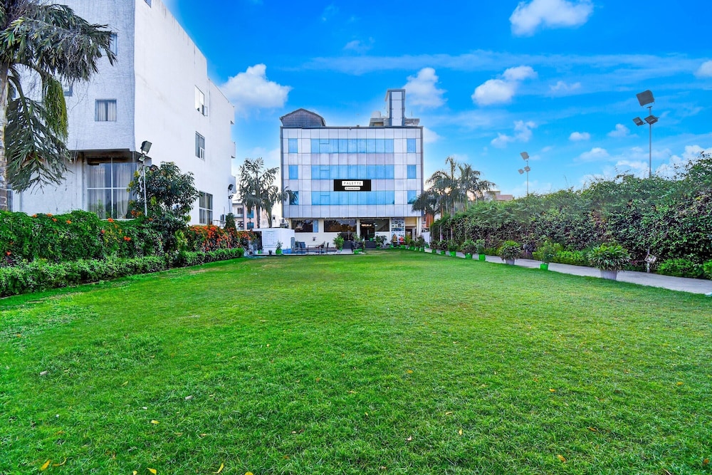 Luxury Stays With Pool Near Akshardham Temple