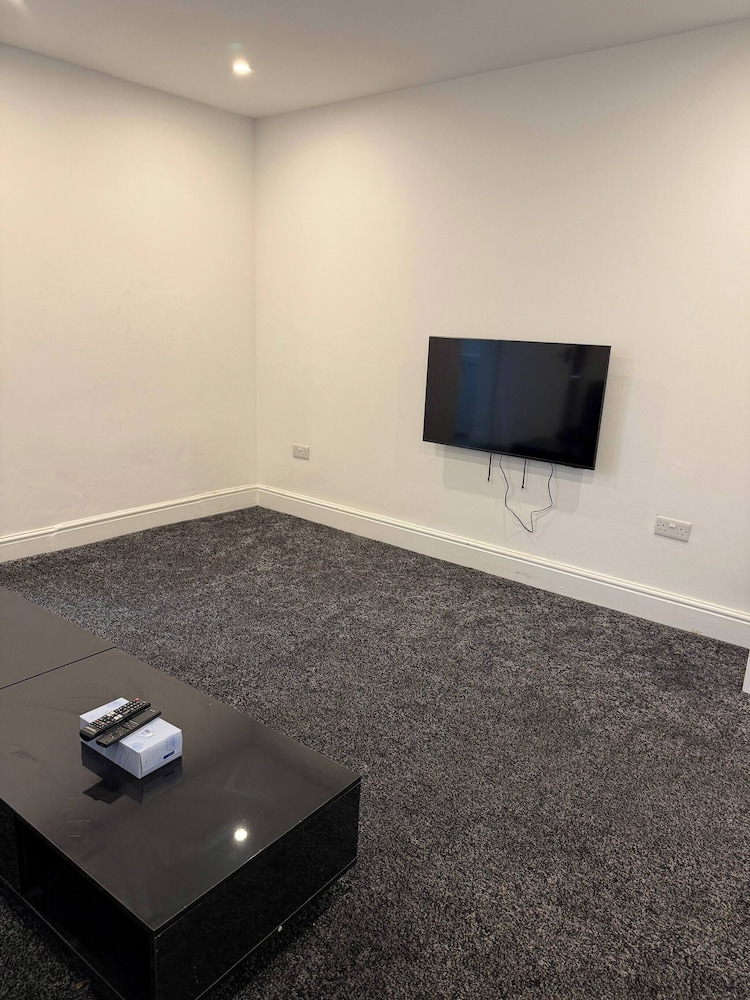 Peaceful Luton Apartment With Electric Heating & Wifi