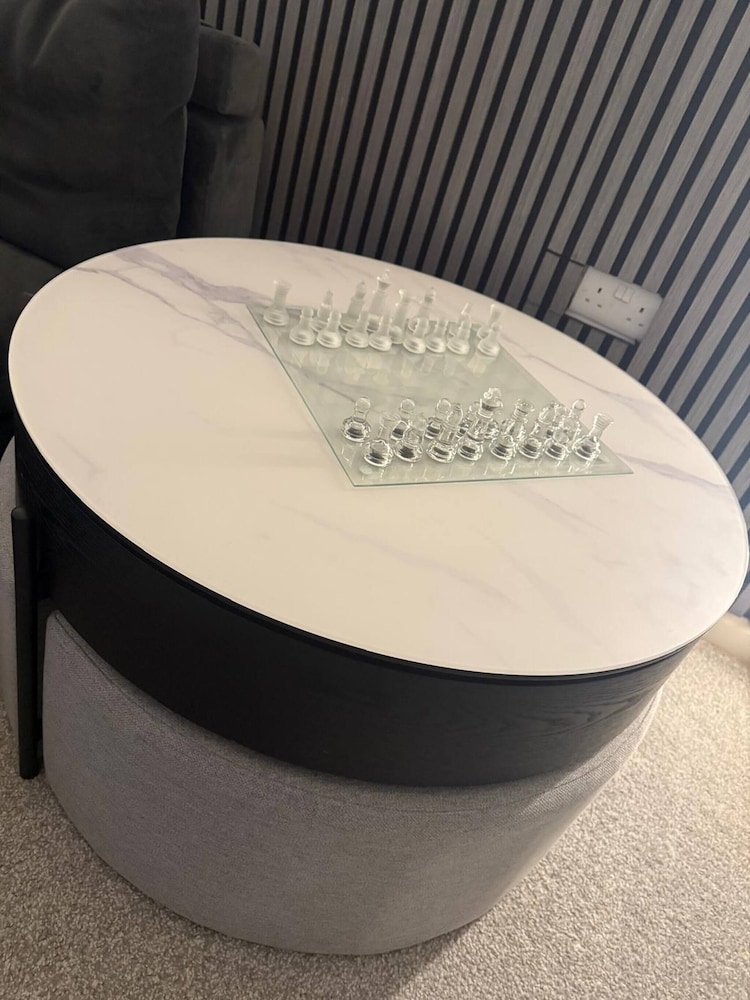 Luxury Retreat, Hot Tub, SK Massage Bed & Tesla