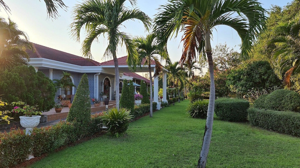 Beautiful Bungalow With Shared Outdoor Pool and 2km From the Beach view 2