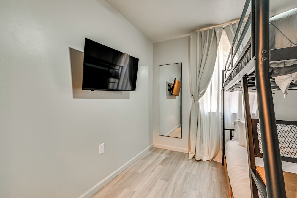 Townhome 1 Mi to Colt Park & Industrial District!