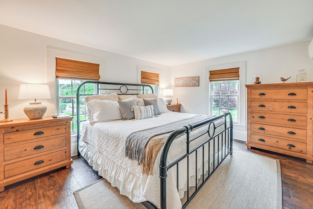 Historic Farmhouse Near Mountains & Colleges!
