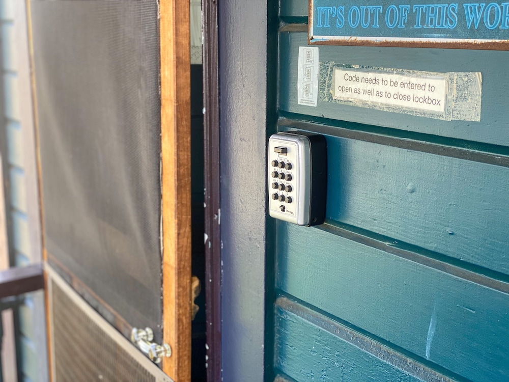 Upstairs at Thevictorian - Lush Walkable and Dog-friendly Retreat - Steps From Downtown Bellingham