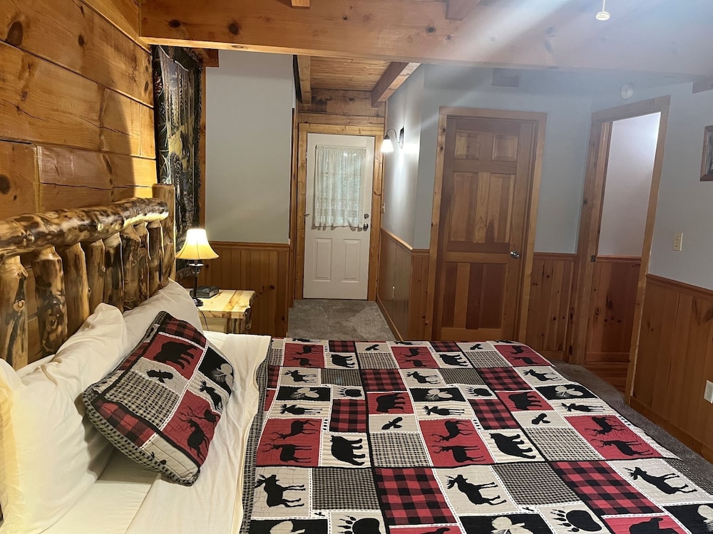 Er27- Bear Naked - Great Location- Close To Town 2 Bedroom Cabin by RedAwning view 3