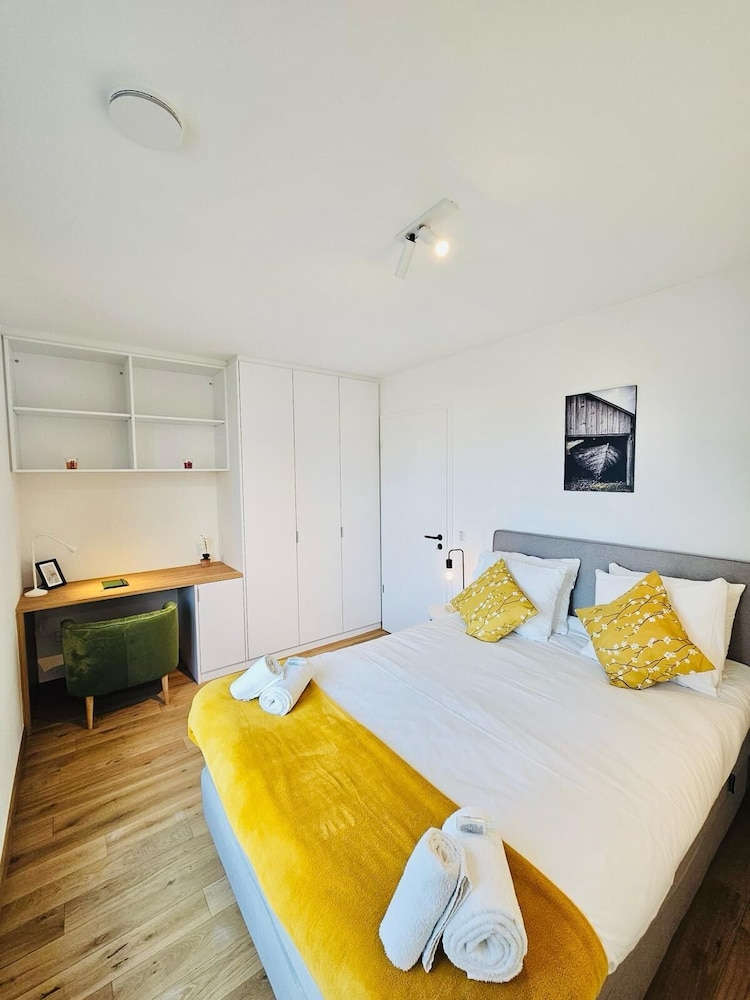 Spacious 3 bedroom large terrace&parking