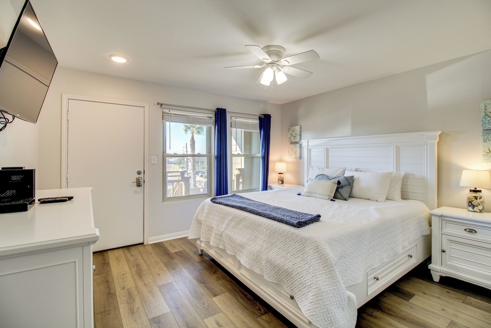 Steps to Sand: Breezy Port Aransas Condo!