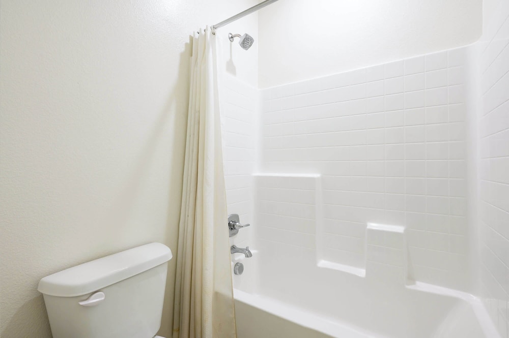 Sunny & Stylish Near LA 4BR Home w Desks & Lounge