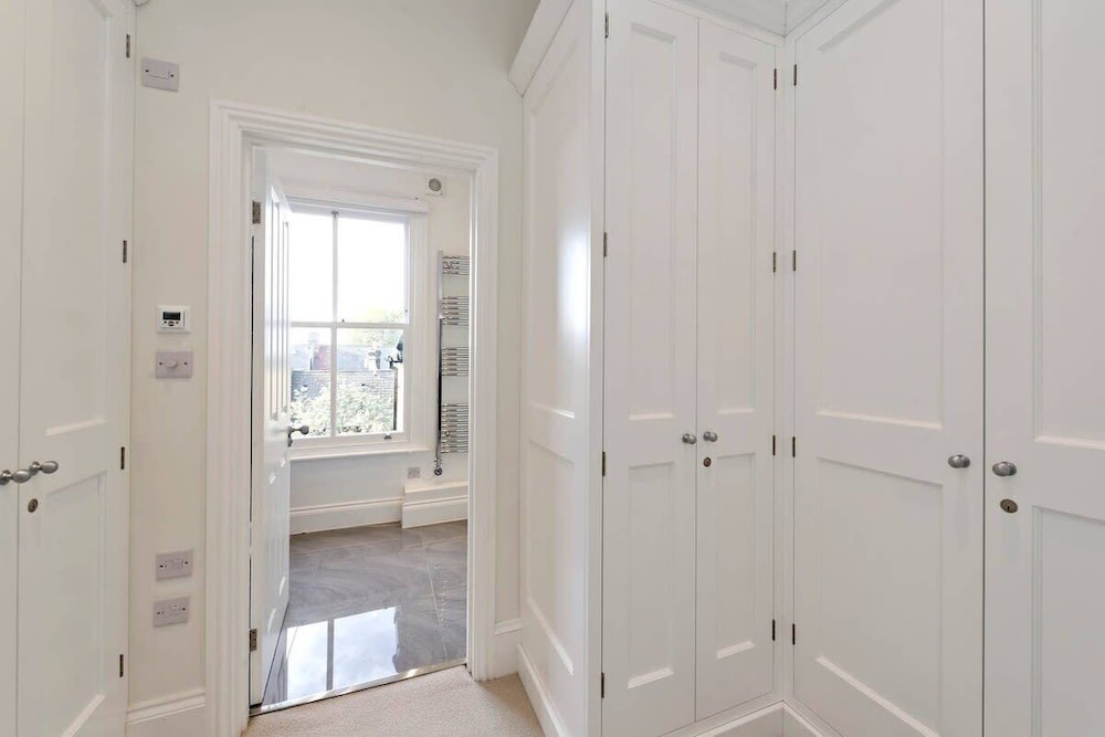 Spacious 4 Bed House, Battersea
