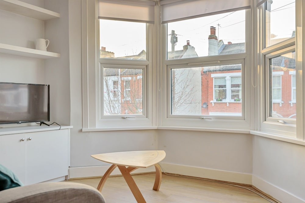 Homely 1-bed Apartment in Vibrant Zone 3 London