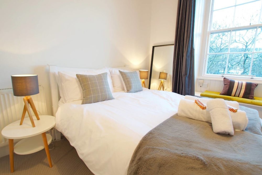 JOIVY City Centre Chic for two Next to Calton Hill view 2