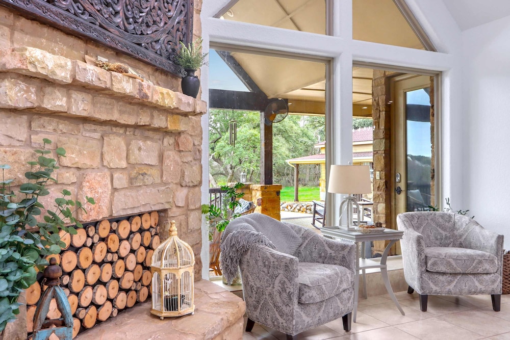 Piece of Haven A Hill Country Retreat for 7!