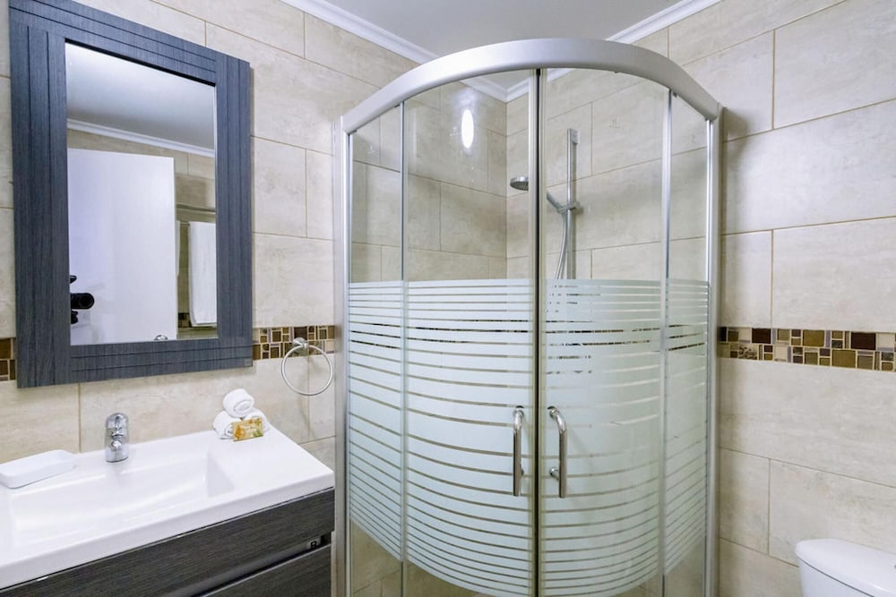 2BR 1BA Ground Level in the Heart of Aruba Pool