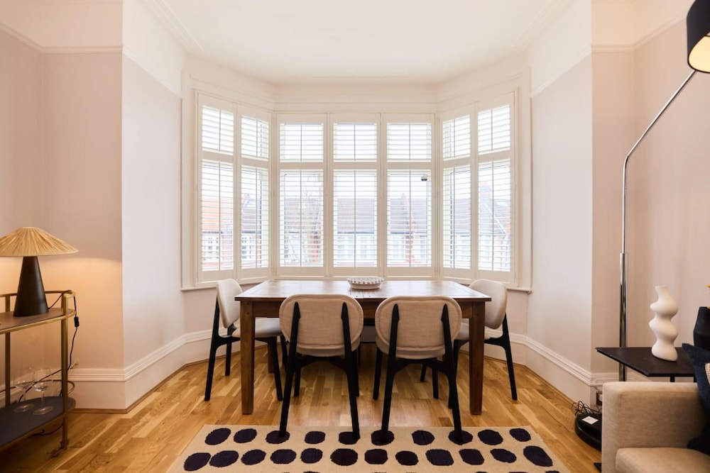 The Cranley Gardens Escape - Spacious 2bdr Flat