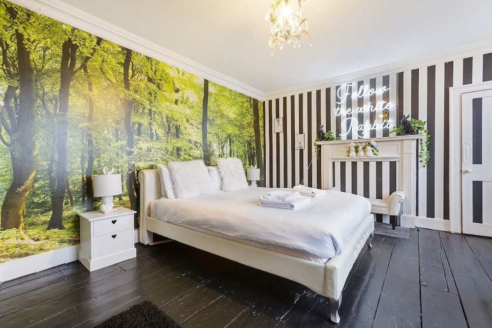 The Wonderland Townhouse - Amazing Alice in Wonderland 8BDR Home
