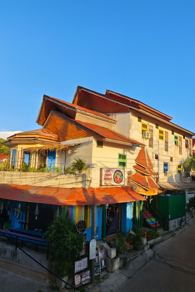 THE FUNKY MONKEY HOSTEL - 18 to 40 only