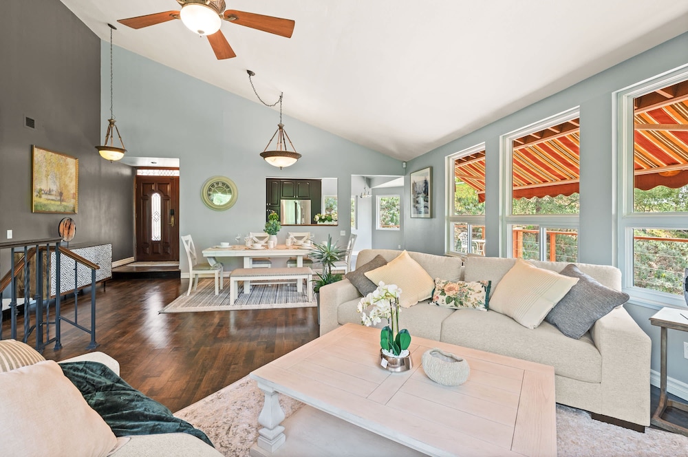 Mountain View Family Retreat w Game Room Scenic Decks