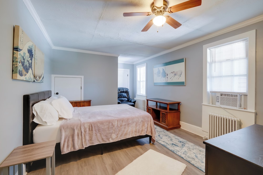 6 Mi to Historic Leesburg: Apt w/ On-site Dining