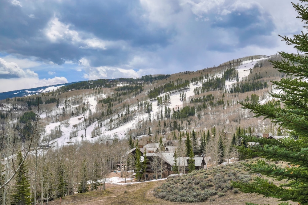Luxury renovation! Ski-in/Ski-out 5 Br Private Townhome, Top of Bachelor Gulch - majestic view & exclusive location! by RedAwning