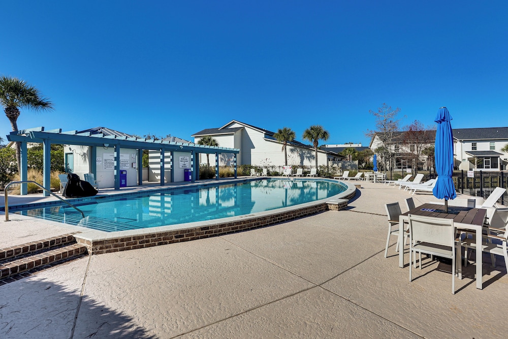 3 Mi to Pier Village: Dog-friendly St Simons Home!