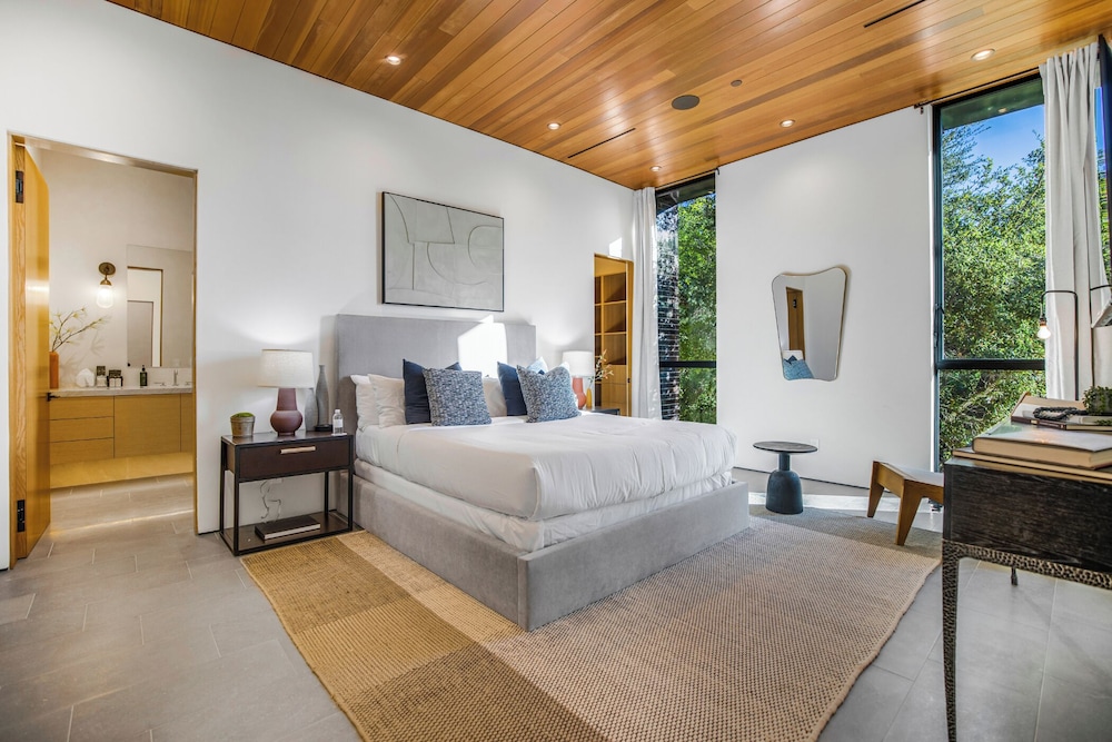 Oak Pass Manor: Indoor-outdoor Luxury With Pool, Sauna & Panoramic Views