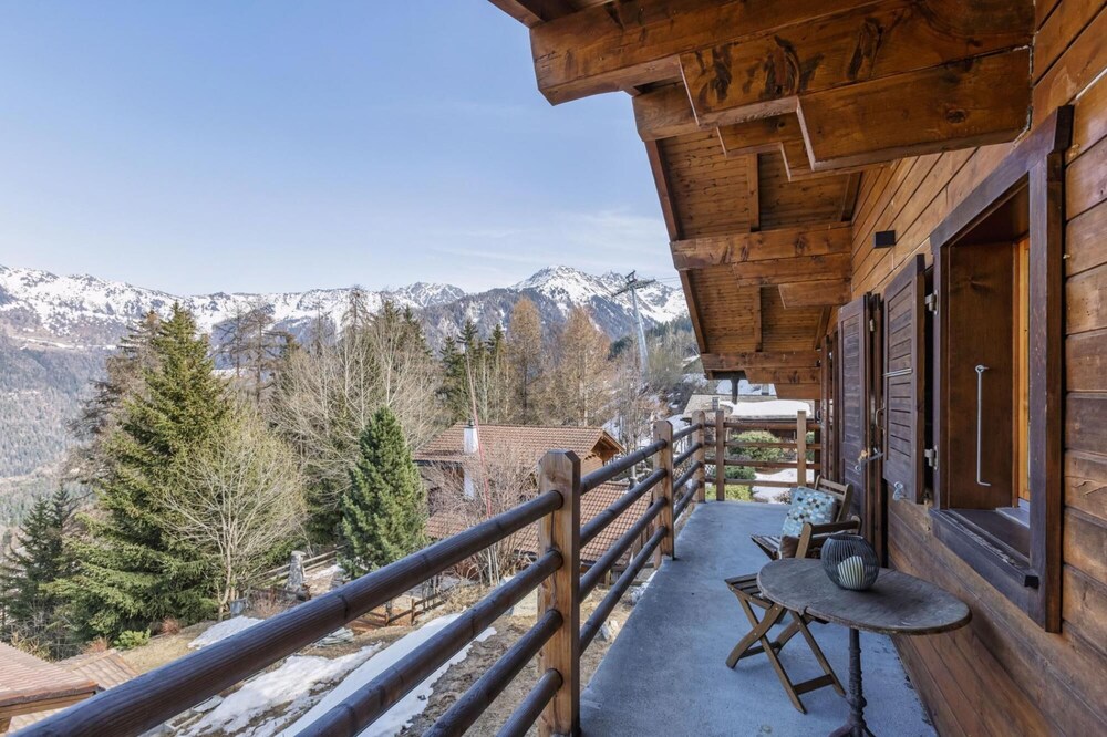 Chalet Capricorne -impeccable Ski in out Chalet With Sauna and Views