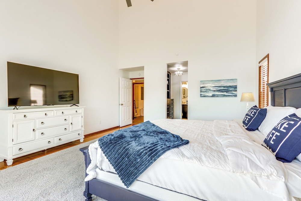 Swim & Boat Docks: Lakefront Gem in Bella Vista!