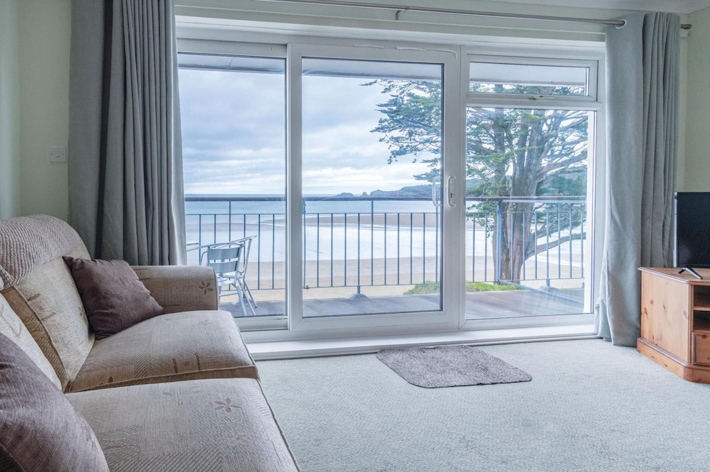 36 Beach Court - 1 Bed Apartment - Saundersfoot view 2