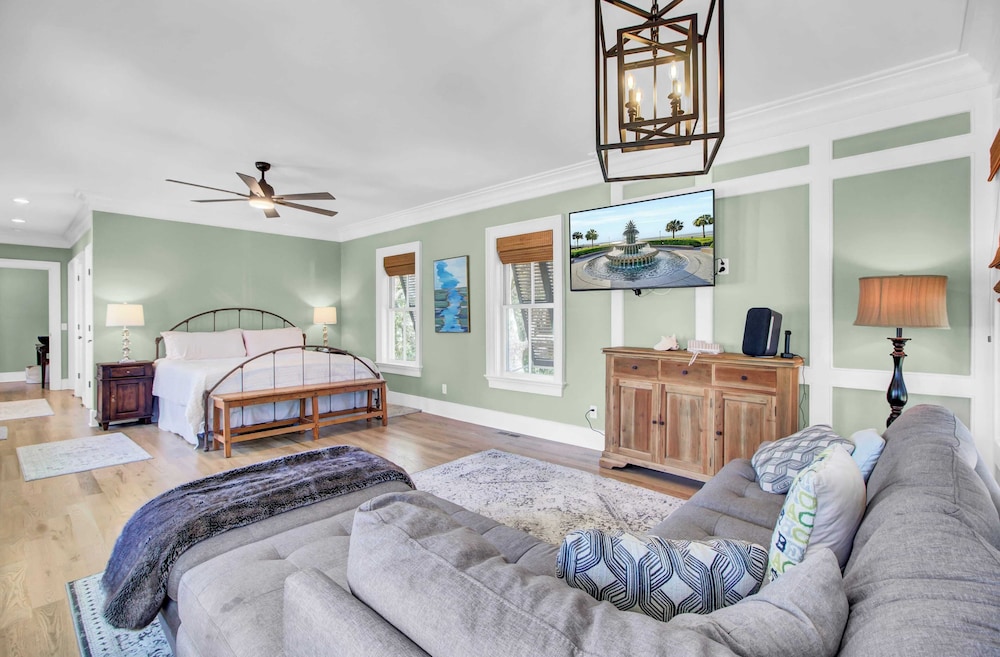 Steps to the Beach! Pool, Gym, Game Room, Movie Theater 3301 Palm by Avantstay