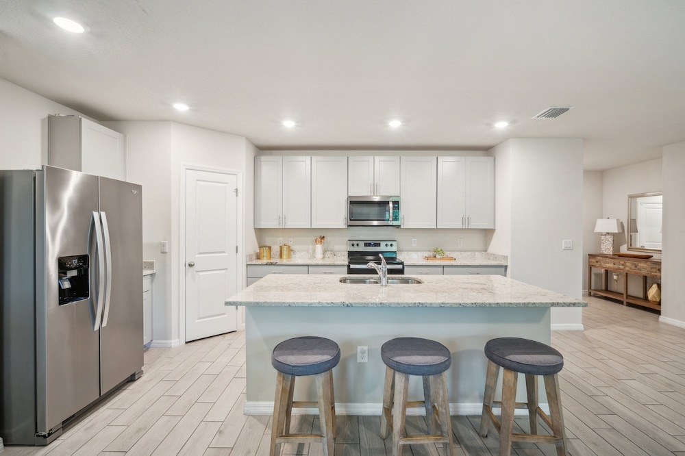 Relaxing Pet-friendly Spring Hill Escape 4 Bedroom Home