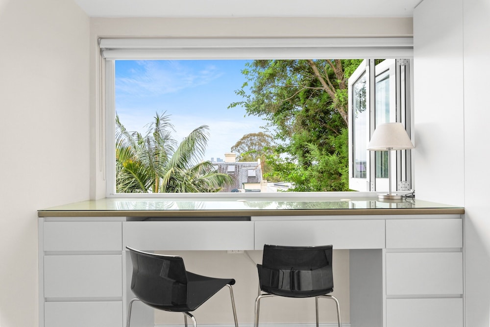 Elegant 1-bed With Study by Balmain Wharf