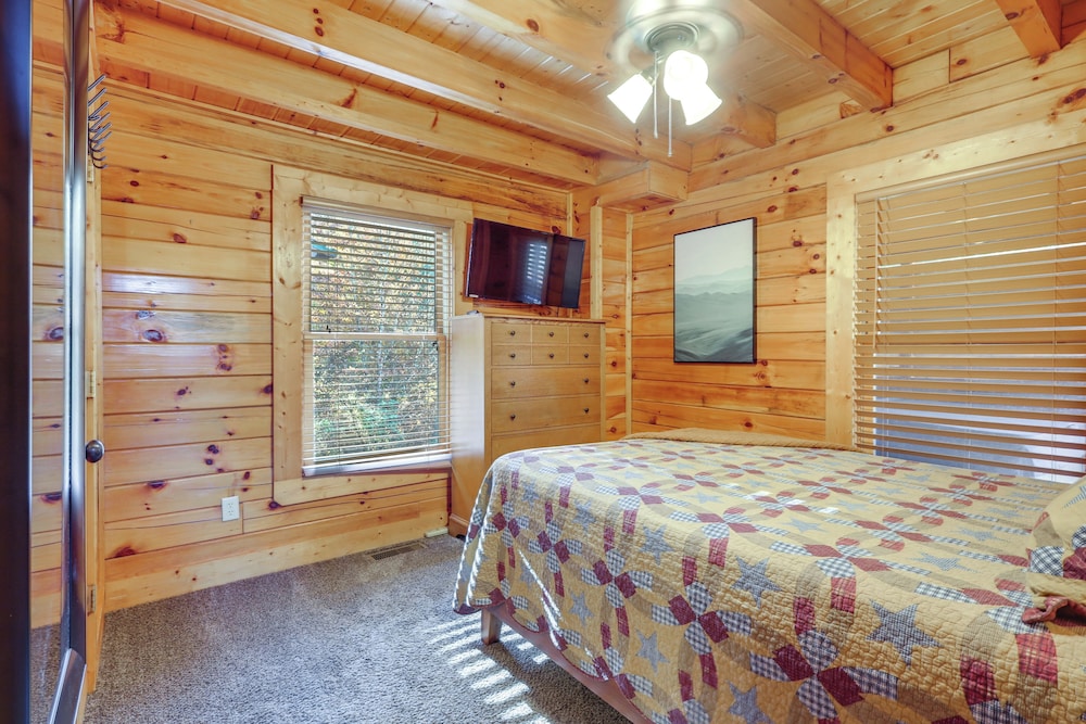 5 Mi to Dtwn: Cabin w/ Hot Tub in Pigeon Forge! view 3