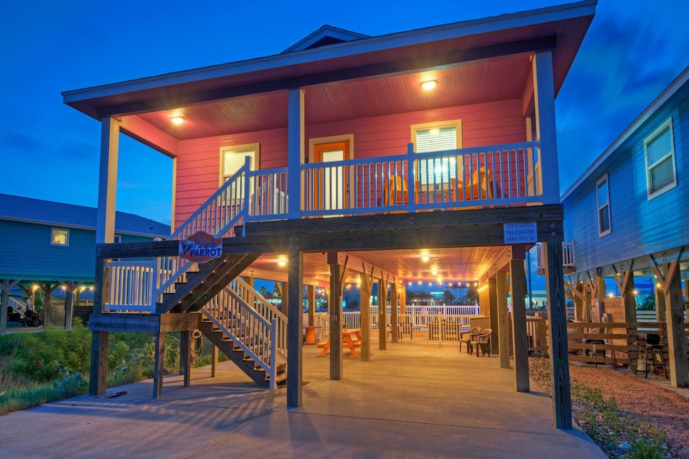 Purple Parrot by Avantstay Heated Pool, Beach Access & Central Port A Location