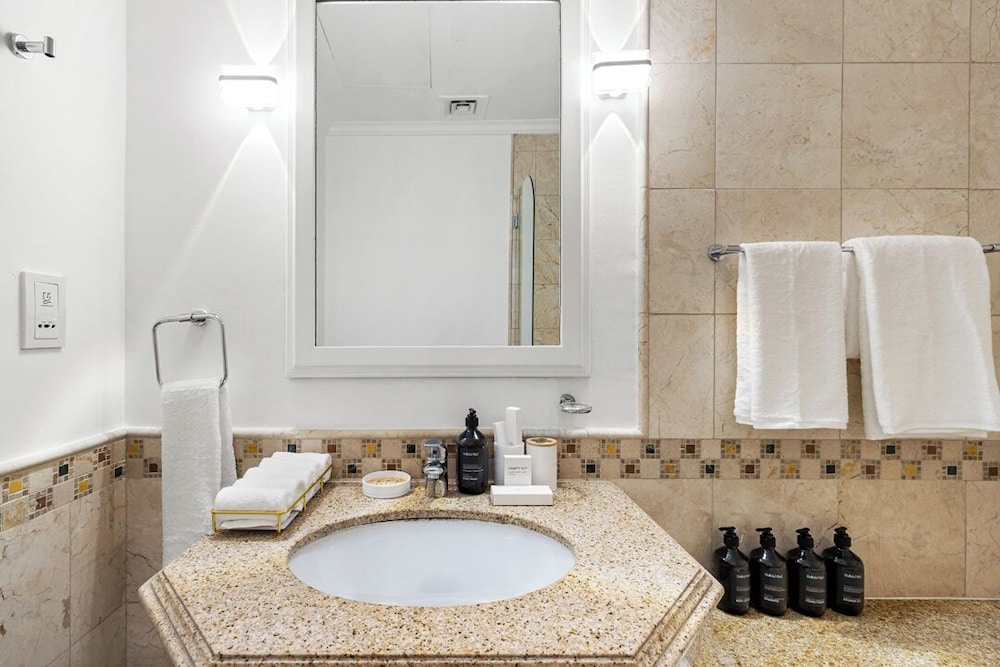 5BR M Private Villa Direct Beach Access