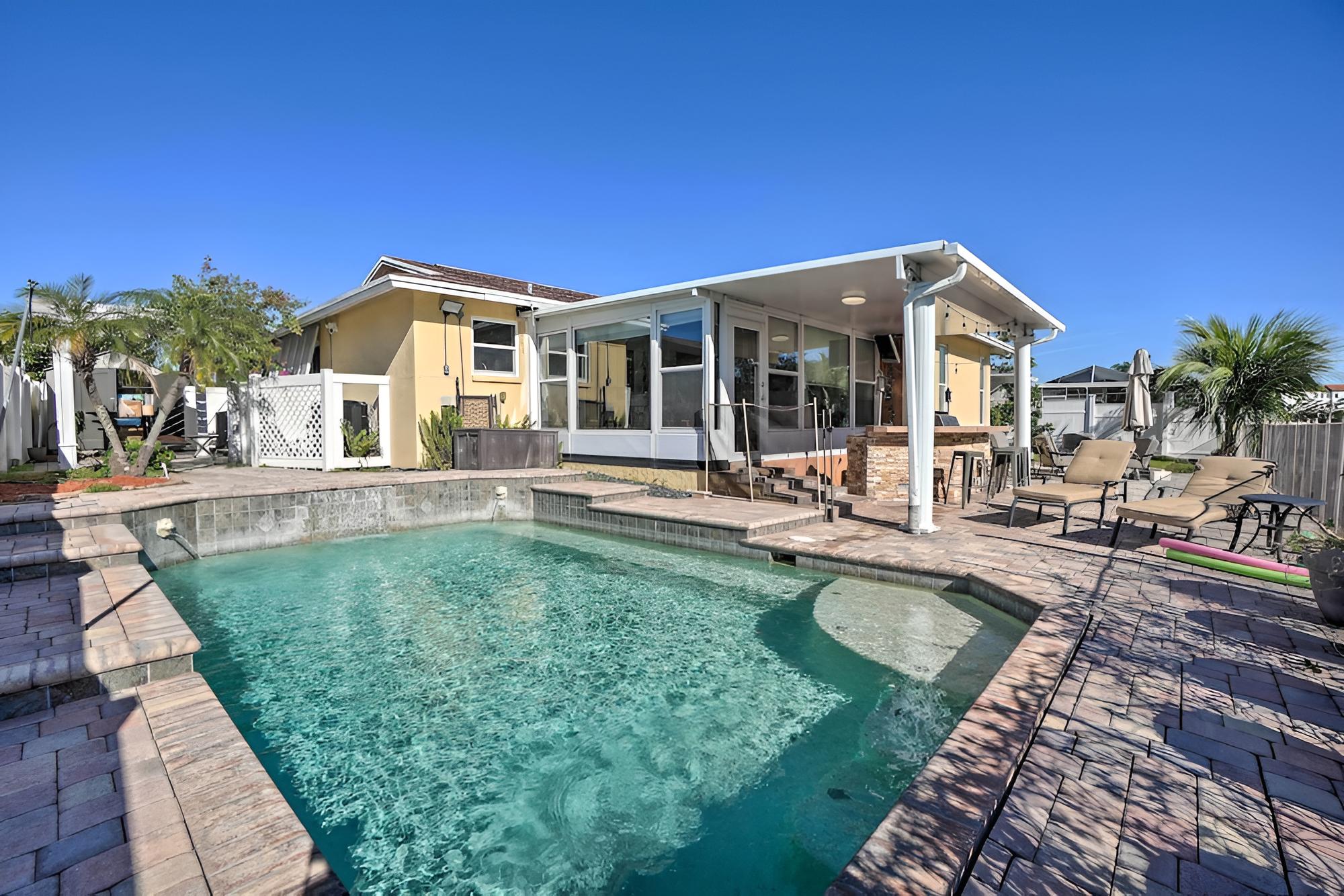 Waterfront Tampa Oasis w/ Outdoor Bar & Grill