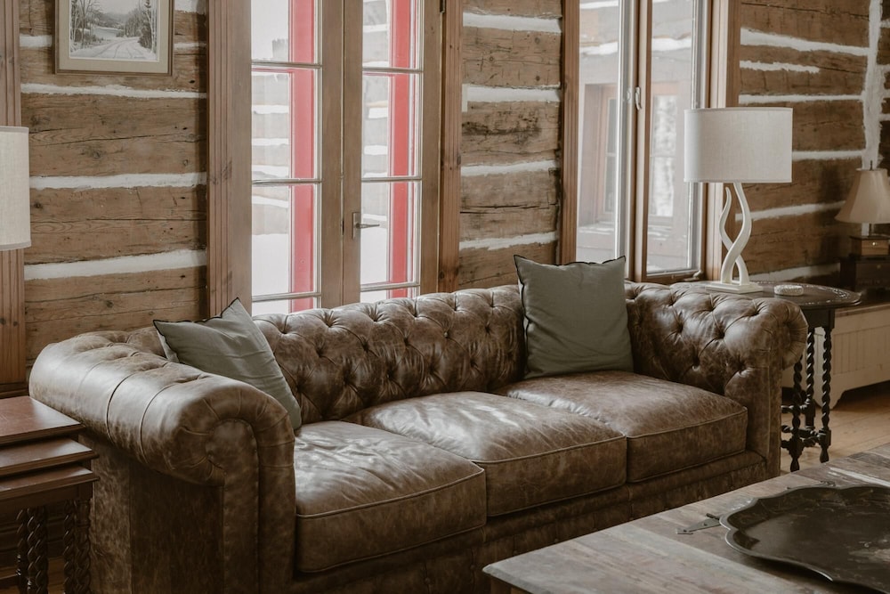 Manoir du Canard - 1800s Authentic Quebecois log Home With Modern Amenities