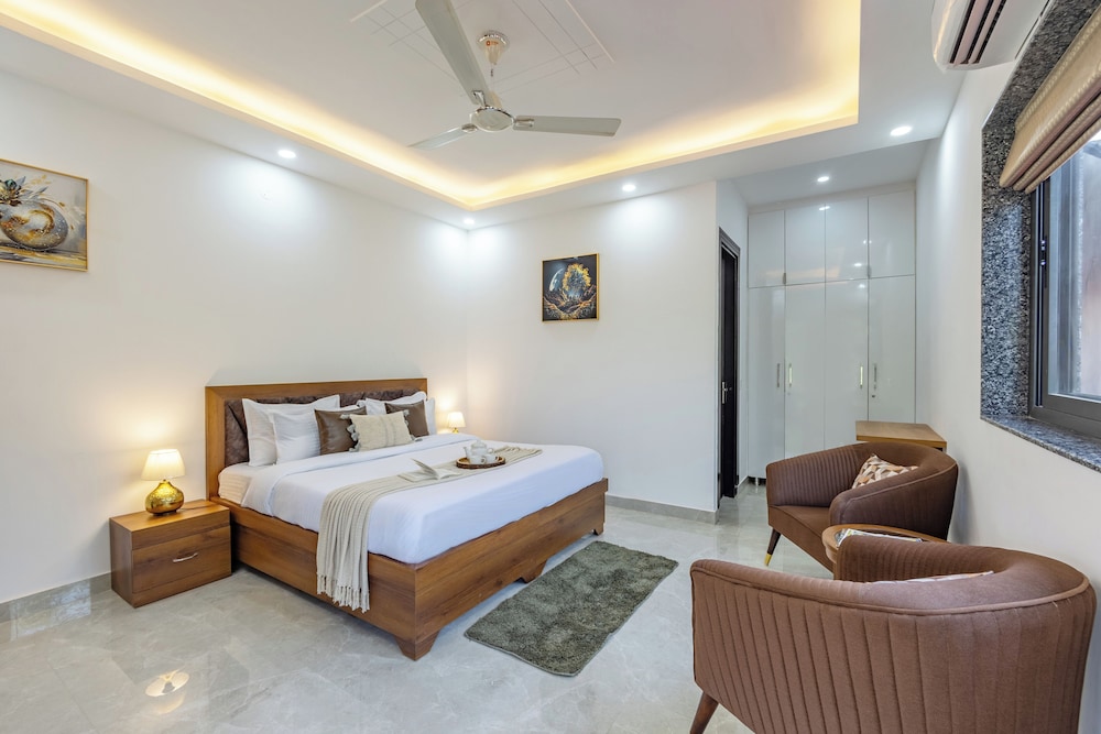 ELIVAAS 5 BHK With Pvt Pool - Zenora