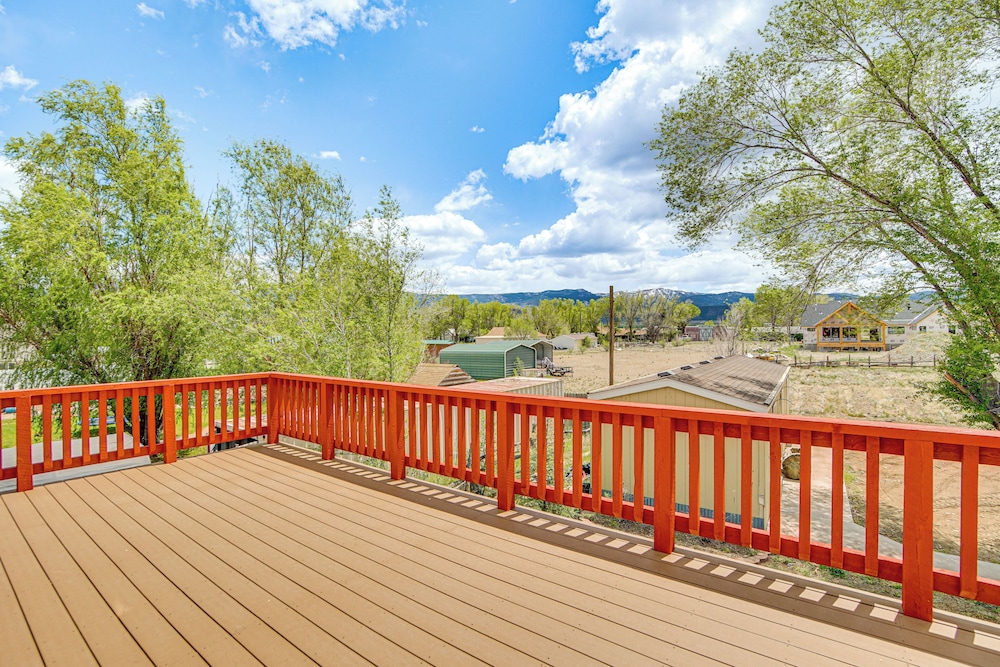 Family Home w/ Mountain Views in Circleville!