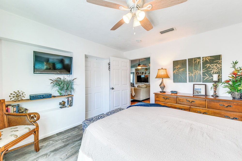 Backyard Hangouts: Bradenton Home Near Dining!