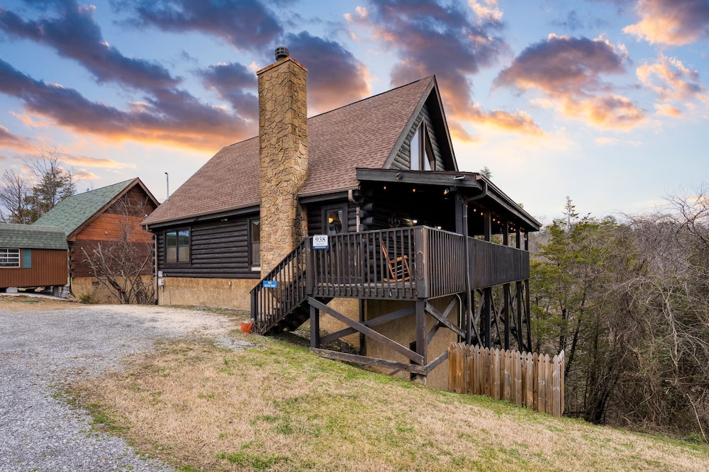 Cozy Cabin Hot Tub Balcony Golf Simulator Near Pigeon Forge Smoky Mountain Group Retreat Mountains Are Calling by Avantstay