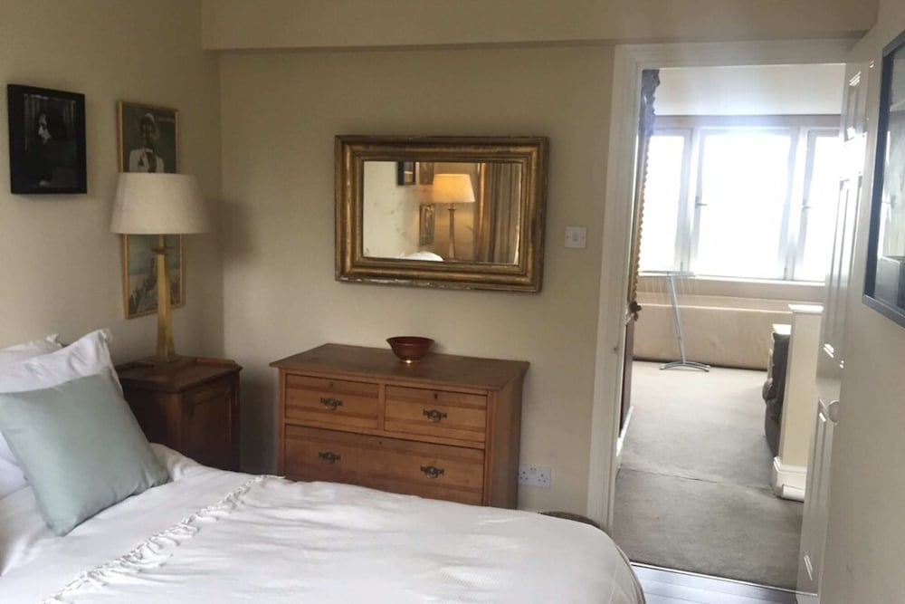 Lovely 2 Bedroom on the Corner of Portobello Road