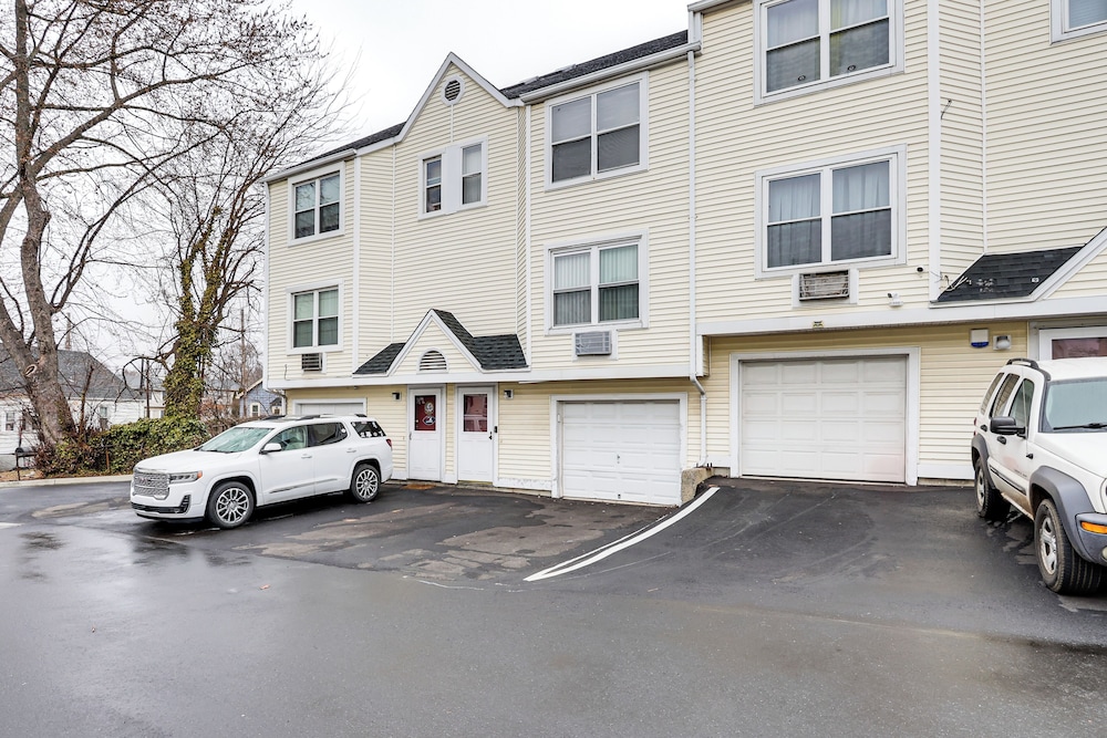 3 Mi to Dtwn New Haven: Colorful Condo w/ Yard!