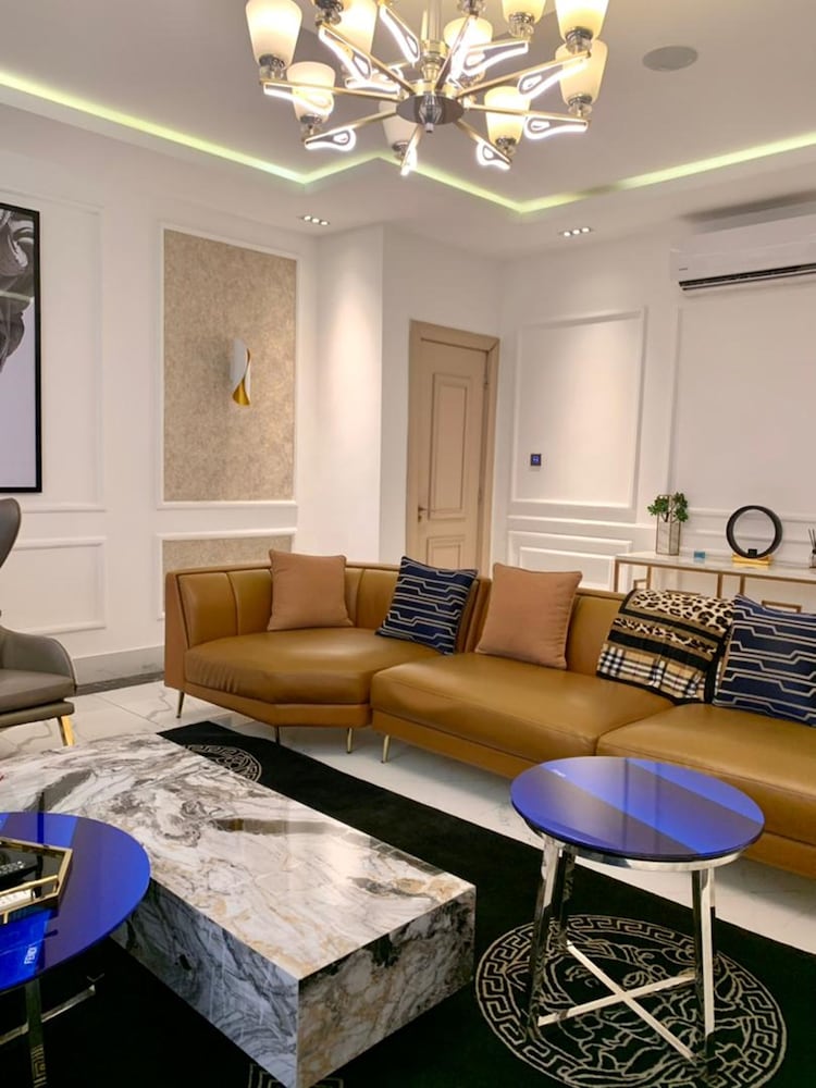 Sujimoto Residences - The AVEs