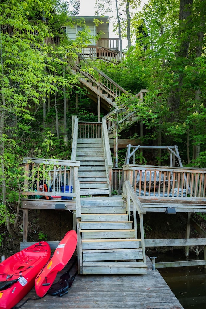 Lakefront-nestled in Nirvana