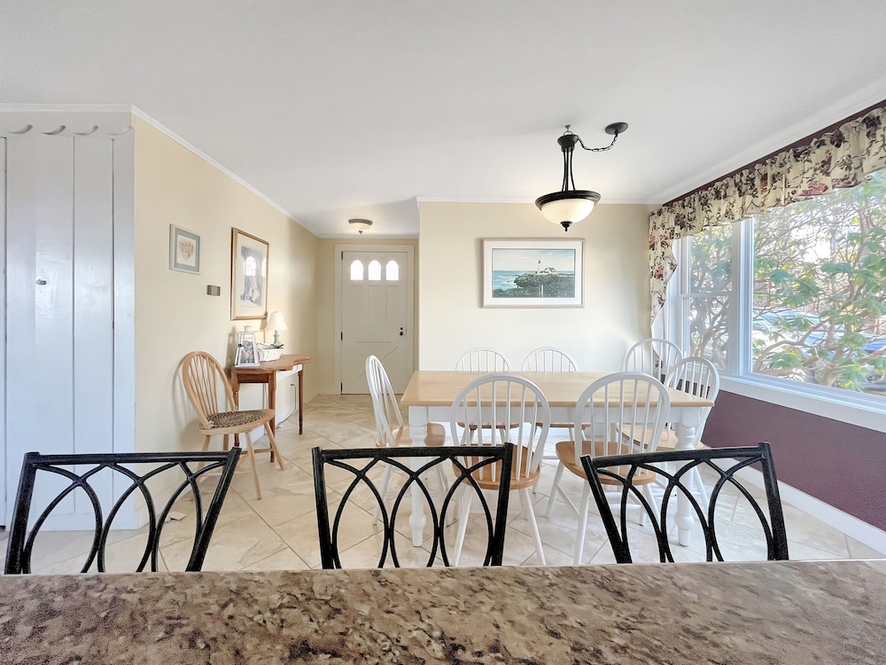 Footbridge Hideaway - Q967 A Spacious Home Very Near To The Fabulous Footbridge Beach Entrance 4 Bedroom Home by Redawning - Property Image 2