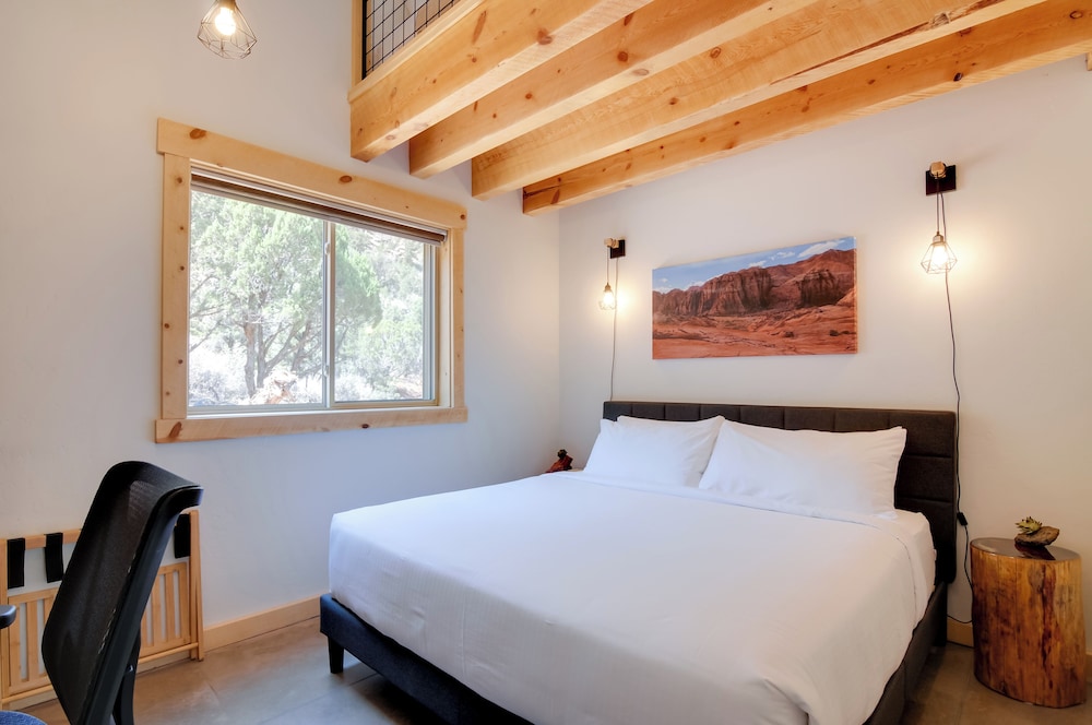 Premium Apple Valley Cabin w/ Zion Natl Park View view 3