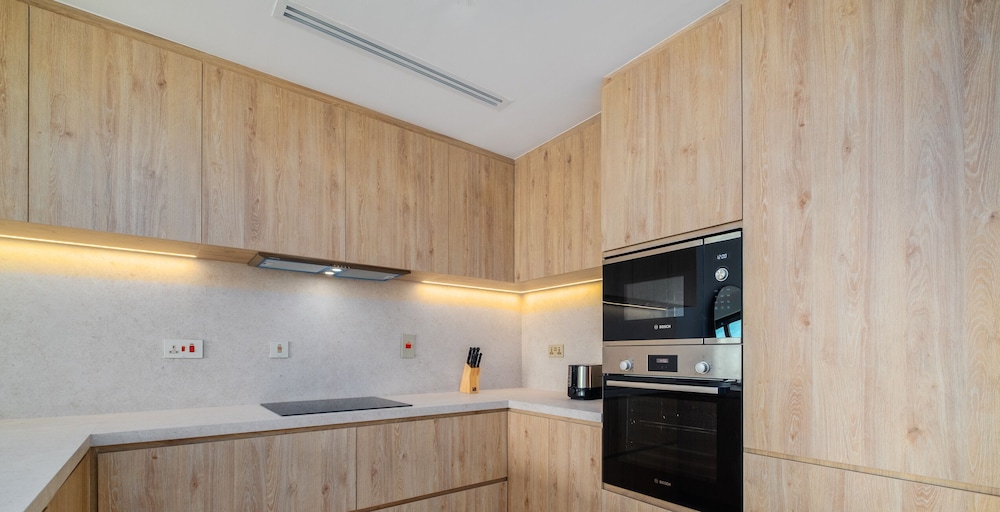 LUX The Modern Golf Skyline Suite
